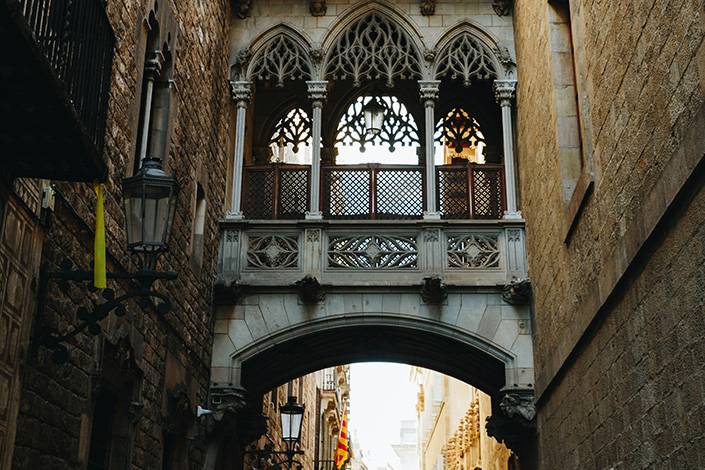 barcelona gothic quarter halloween tour school trips barcelona gothic quarter halloween tour school trips